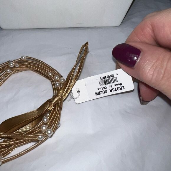 Tell Your Tale Guitar String Gold Tone With Faux Pearl Bracelet Set - Picture 4 of 5